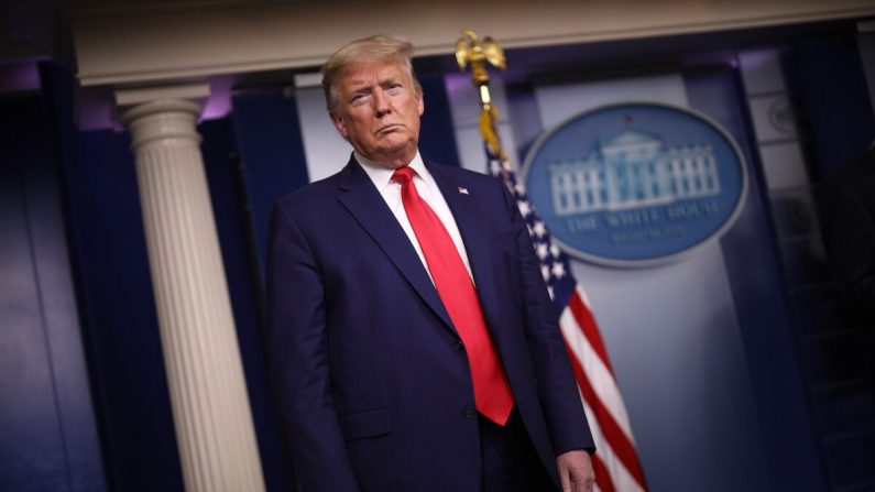 El presidente Donald Trump en la sala de prensa con los miembros de la Fuerza de Tarea de Coronavirus de la Casa Blanca en Washington el 3 de abril de 2020. (Win McNamee/Getty Images)