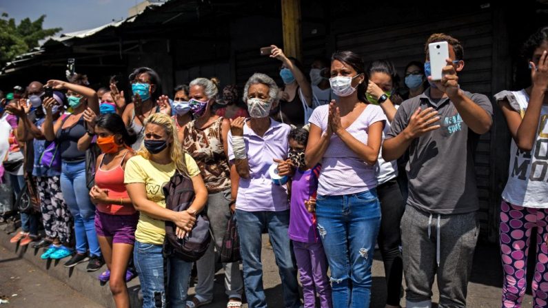 Venezolanos con mascarillas en Caracas el 8 de abril
(CRISTIAN HERNANDEZ/AFP via Getty Images)