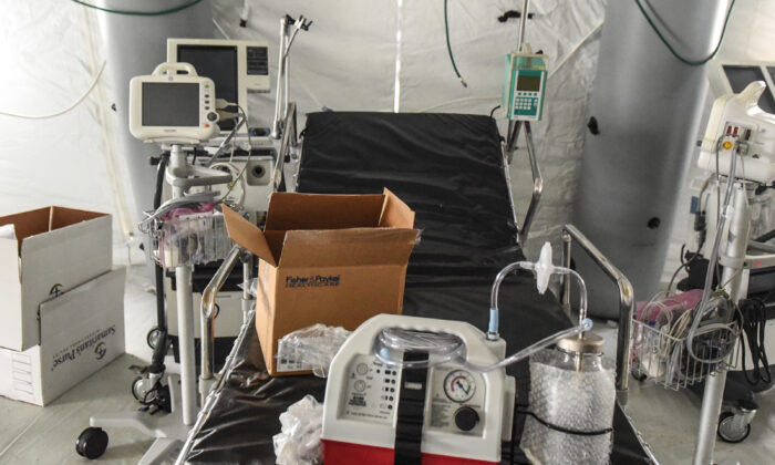 Un respirador y otros equipos hospitalarios se muestran en un hospital de emergencia para ayudar en la pandemia de COVID-19 en Central Park en la ciudad de Nueva York el 30 de marzo de 2020. (Stephanie Keith/Getty Images)