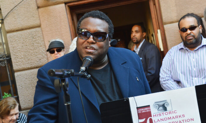 El trompetista Wallace Roney asiste a la ceremonia de entrega de medallas de la Landmarks Conservation Commission a Miles Davis en el 312 West 77th de la ciudad de Nueva York, el 16 de mayo de 2013. (Slaven Vlasic/Getty Images)