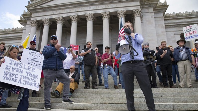 El candidato a gobernador y activista anti-impuestos, Tim Eyman, habla durante un mitín de '¡Libertad peligrosa! ¡Defiende la Constitución!', para protestar por la orden de permanecer en casa, en el edificio del Capitolio en Olympia, Washington, el 19 de abril de 2020. (Karen Ducey/Getty Images)