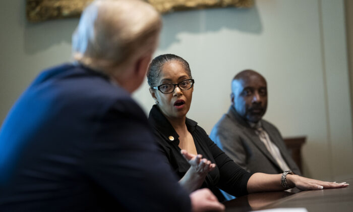 La representante estatal Karen Whitsett de Michigan habla con el presidente Donald Trump en la Casa Blanca en Washington el 14 de abril de 2020. (Doug Mills-Pool/Getty Images)