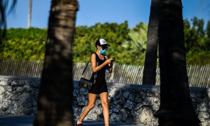 Una mujer con mascarilla caminando por Ocean Drive en South Beach, Florida, el 31 de marzo de 2020. (Chandan Khanna/AFP via Getty Images)