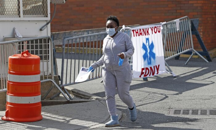 Una mujer sale del Centro Hospital Elmhurst luego de ser testeada por el virus del PCCh durante la actual pandemia viral en El Barrio de Queens de Nueva York, el 7 de abril de 2020 (Kathy Willens/AP Photo)