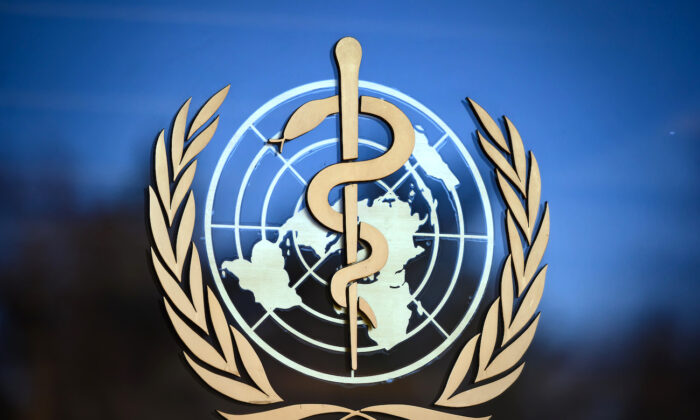 El logo de la Organización Mundial de la Salud en su sede en Ginebra el 24 de febrero de 2020. (Fabrice Coffrini/AFP vía Getty Images)