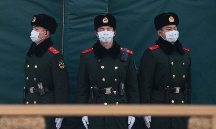 La policía china usa mascarillas de protección mientras hace guardia en una carretera principal de Beijing, China, el 31 de enero de 2020. (Kevin Frayer/Getty Images)