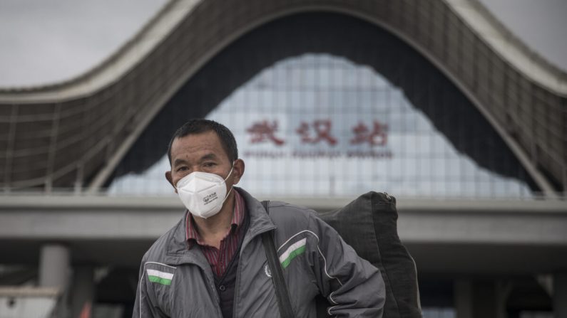 Un pasajero con mascarilla después de llegar a la estación de tren de Wuhan en Wuhan, provincia de Hubei, China, el 28 de marzo de 2020. (Getty Images)