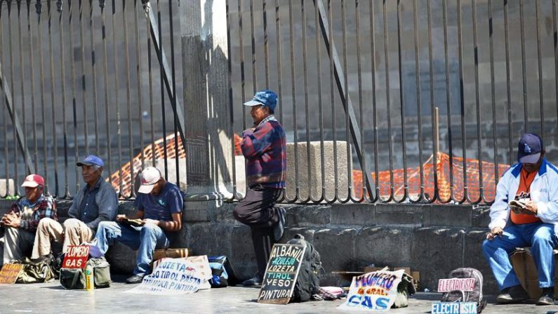 Un grupo de obreros de la construcción desempleados esperan algún cliente que quiera contratar sus servicios, el viernes 21 de enero de 2011, en el centro histórico de Ciudad de México. EFE/Mario Guzmán/Archivo
