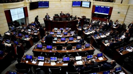 La cadena perpetua para violadores de niños avanza en el Congreso colombiano