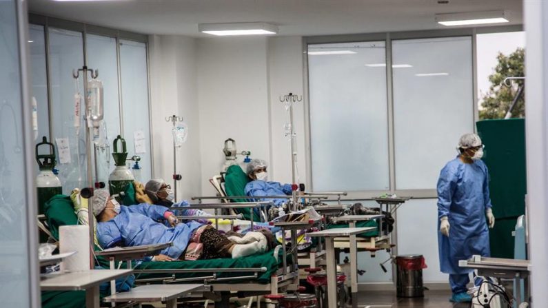 Fotografía fechada el 15 de mayo de 2020 que muestra una zonas habilitadas para tratamiento de pacientes, en la Villa Panamericana, habilitada para alojar a casos positivos del virus del PCCh, en Lima (Perú). EFE/ Sergi Rugrand
