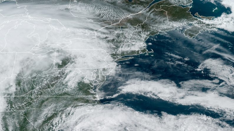 Imagen de la Administración Nacional Oceánica y Atmosférica (NOAA) de Estados Unidos donde se muestra la tormenta tropical Arthur.