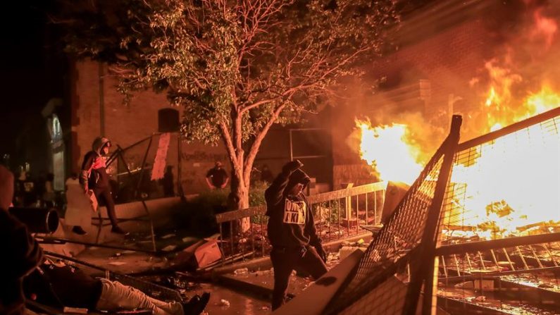Vándalos queman el 3er Precinto del Departamento de Policía de Minneapolis durante disturbios por el arresto en Minneapolis, Minnesota, de George Floyd, quien luego murió bajo custodia policial (EFE/EPA/TANNEN MAURY)
