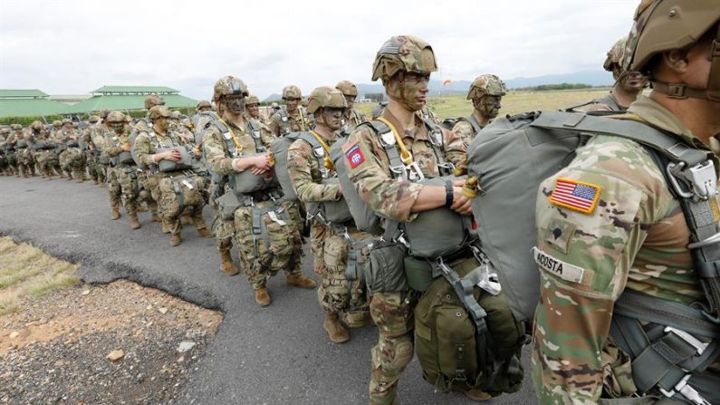 En la imagen, paracaidistas del ejército de Estados Unidos que participan en ejercicios militares conjuntos con los de Colombia en el Centro Nacional de Entrenamiento de Tolemaida (Colombia). EFE/Mauricio Dueñas Castañeda/Archivo
