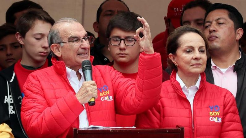 BOGOTÁ (COLOMBIA), 05/05/2020.- Fotografía de archivo fechada el 20 de mayo de 2018 de Humberto de la Calle (i) junto a su esposa Rosalba Restrepo (d) durante un evento en Bogotá (Colombia). EFE/ Mauricio Dueñas Castañeda
