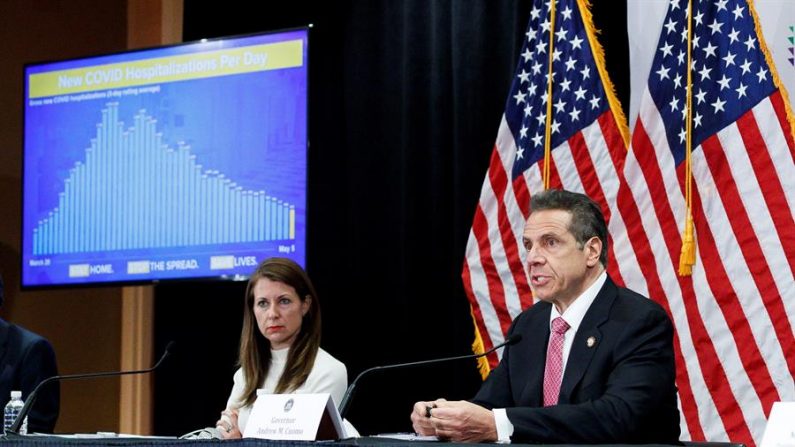 El gobernador de Nueva York Andrew Cuomo habla con los periodistas durante su sesión informativa diaria en el centro de salud de Northwell en Manhasset, Nueva York, EE.UU., el 6 de mayo de 2020. EFE/EPA/JUSTIN LANE
