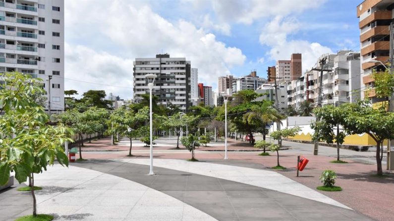 Vista este martes de una plaza vacía en la ciudad de Sao Luis, estado Maranhao (Brasil). EFE/Francisco Campos Junior
