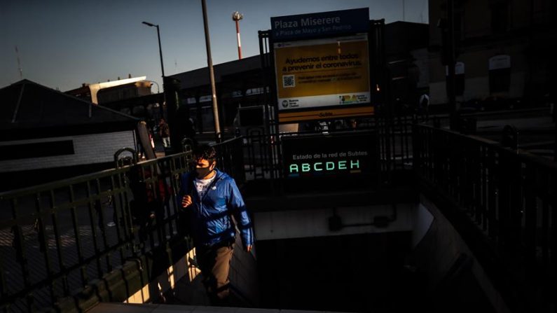 Un usuario sale de la Estación Ferroviaria de Once mientras avanza la extensión de la cuarentena obligatoria debido a la pandemia de covid-19 este martes, en Buenos Aires (Argentina). EFE/Juan Ignacio Roncoroni
