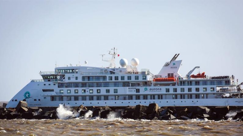 El buque australiano Greg Mortimer afectado por COVID-19 parte hacia Las Palmas (España), el 23 de mayo de 2020 desde el puerto de Montevideo (Uruguay) con una tripulación de 24 personas. EFE/ Federico Anfitti