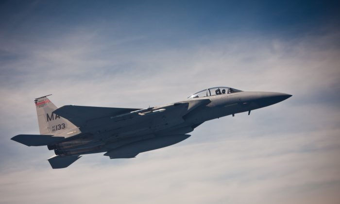 Un avión de combate F-15 vuela sobre el océano Atlántico mientras prepara un proceso de reabastecimiento en el aire el 27 de mayo de 2012. (Benjamin Chasteen/The Epoch Times)