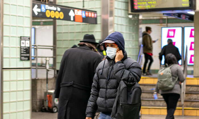 Un hombre usa una máscara en la estación de metro de Times Square, en Nueva York, el 11 de marzo de 2020. (Chung I Ho/The Epoch Times)
 
