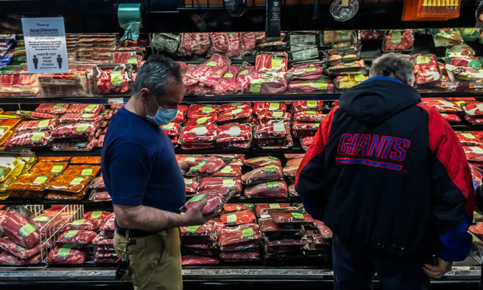 Sección de carne en un supermercado Netcost en Brooklyn, Nueva York, el 28 de abril de 2020. (Petr Svab/The Epoch Times)