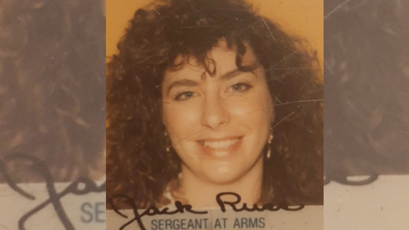 Retrato de la ayudante del Senado de EE.UU. Tara Reade en su identificación del Senado de los EE.UU. 1993, (Dominio público/Oficina del sargento de Armas del Senado de Estados Unidos, Jack Russ/a través de Wikimedia Commons)