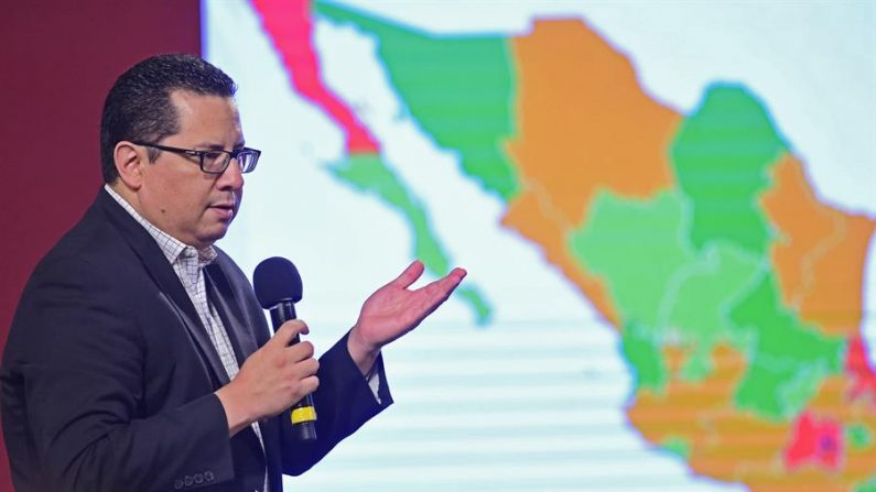 CIUDAD DE MÉXICO (MÉXICO), 05/05/2020.- Fotografía cedida este martes por la presidencia de México, que muestra al director de Epidemiología José Luis Alomía mientras ofrece una rueda de prensa, en el Palacio Nacional de Ciudad de México (México). EFE/ Presidencia De México 
