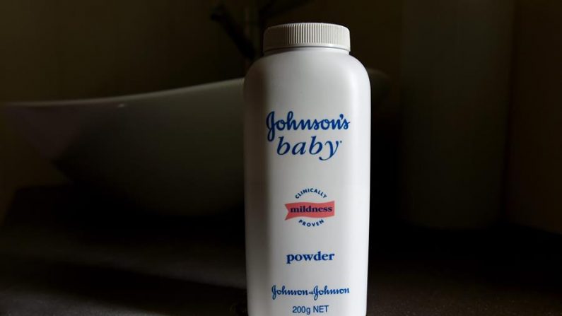 Fotografía de un envase de talco para bebés Johnson producido por la compañía multinacional Johnson & Johnson. EFE/Dan Peled/Archivo
