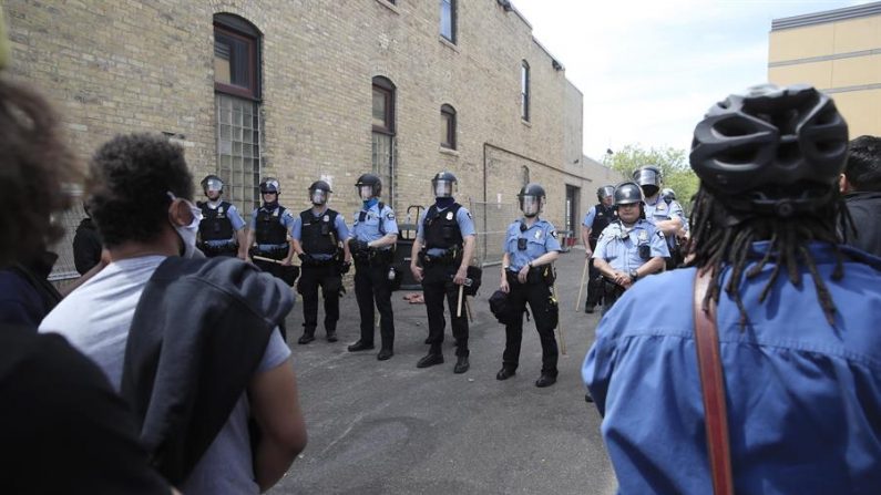 Manifestantes se enfrentan a la policía en el exterior del tercer distrito del Departamento de Policía de Minneapolis mientras continúa el tercer día de protestas por el arresto de George Floyd, quien más tarde murió bajo custodia policial, en Minneapolis, Minnesota, EE.UU., el 28 de mayo de 2020. EFE/TANNEN MAURY
