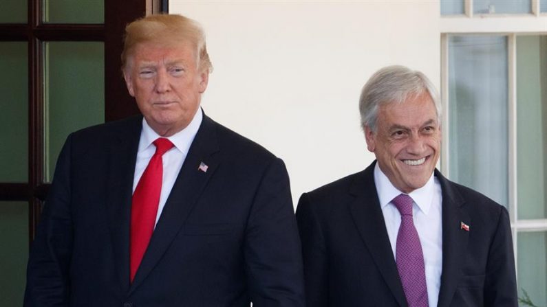 En la imagen el presidente estadounidense, Donald Trump (i), saluda a su homólogo chileno, Sebastián Piñera. EFE/ Shawn Thew/Archivo
