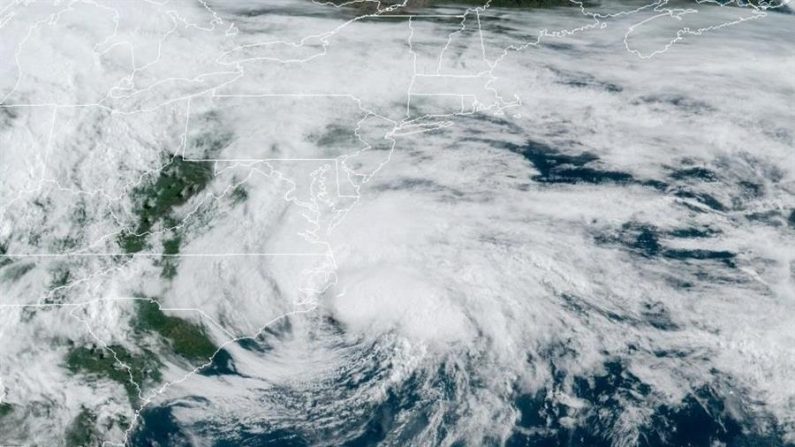 Imagen facilitada el 18 de mayo de 2020 por la Administración Nacional Oceánica y Atmosférica (NOAA) de Estados Unidos, enviada por el centro Nacional de Huracanaes (NHC), donde se muestra la localización de la tormenta tropical Arthur frente a las costas estadounidenses este lunes a las 9:11 hora local (13:11 GMT). EFE/NHC