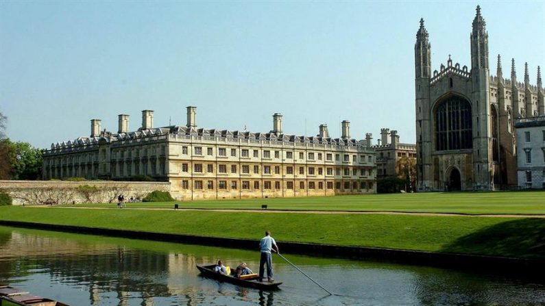 Una pareja pasea en barca a lo largo del rio Cam, ante la fachada de la capilla del Colegio Kings college y del Clare College en la Universidad de Cambridge, Reino Unido. EFE/Chris Radburn/Archivo