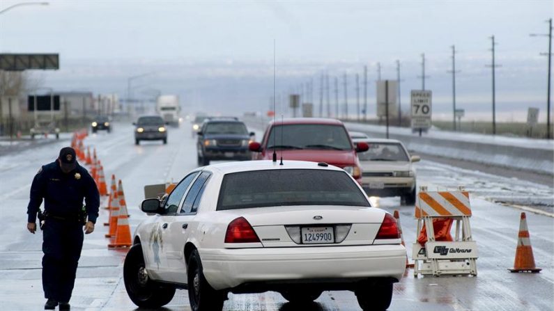 Un agente de la Patrulla de Carreteras de California bloquea el paso el 16 de febrero de 2009, en la carretera 5 al norte de Los Angeles, California (EE.UU.). EFE/MICHAL CZERWONKA/Archivo
