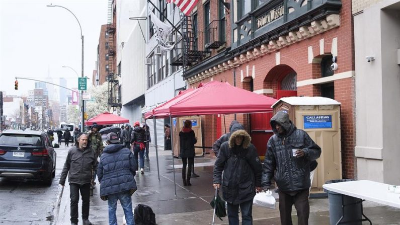 La gente recibe comidas gratis en el comedor y refugio de la Misión Bowery en Nueva York, Nueva York, EE.UU. EFE/EPA/Justine Lane/Archivo
