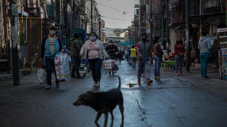 BUENOS AIRES (ARGENTINA), 18/05/2020.- Un grupo de personas caminan hoy lunes por el barrio 31 de la Ciudad de Buenos Aires (Argentina), uno de los lugares con mas casos de COVID-19 positivos en el país. EFE/Juan Ignacio Roncoroni
