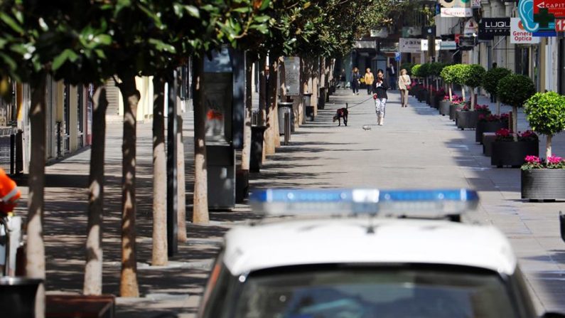 Un coche de la Policía Nacional patrulla las calles del centro de Córdoba. EFE/ Salas/Archivo
