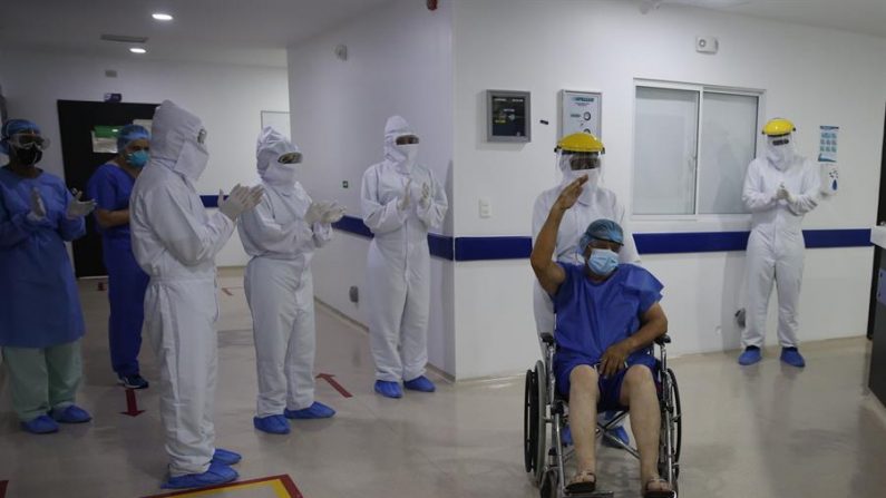 CALI (COLOMBIA), 18/05/2020. Un paciente con COVID-19 recibe aplausos de los trabajadores de la salud de la clínica Desa, durante su alta médica luego superar la enfermedad, este lunes en Cali (Colombia). EFE/ Ernesto Guzmán Jr.
