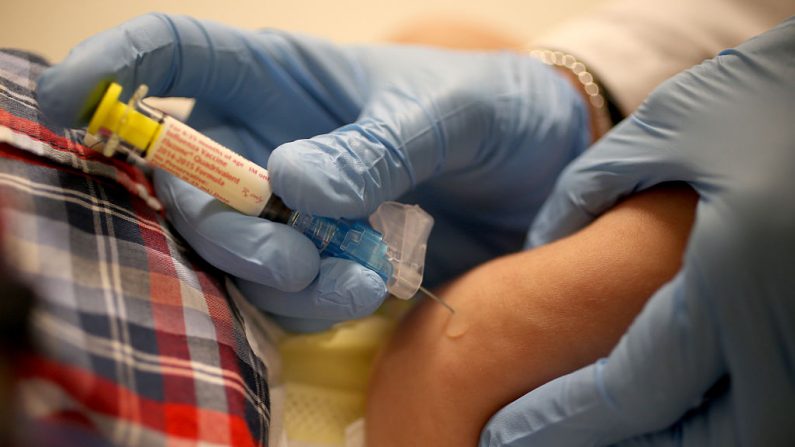 Bebé siendo vacunado (Joe Raedle/Getty Images)