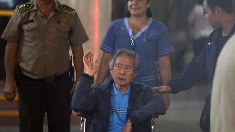En la imagen, el expresidente peruano Alberto Fujimori (c). EFE/Archivo
