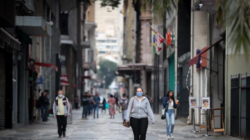 La cifra de fallecidos supone que en las últimas 24 horas fueron confirmadas 263 nuevas muertes por el COVID-19, en tanto que el aumento del número de contagios fue de 4.075 en ese mismo período, de acuerdo al balance diario que publica ese despacho. EFE/Fernando Bizerra Jr/Archivo
