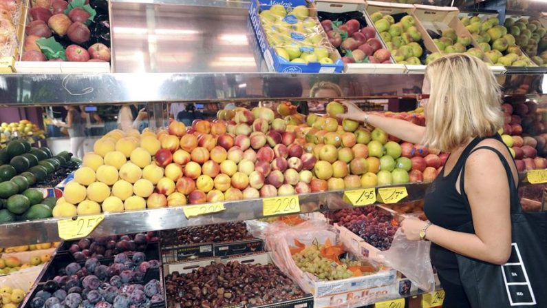 Una mujer adquiere fruta en un establecimiento. La dieta mediterránea proporciona suficientes vitaminas, como las A, C y E, y minerales. EFE/Elvira Urquijo A./Archivo

