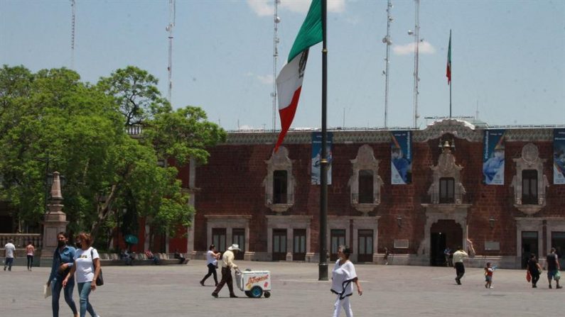 AGUASCALIENTES (MÉXICO),18/05/2020.-Habitantes dan un paseo este lunes en el municipio de Aguascalientes, estado de Aguascalientes (México). El Gobierno mexicano comenzó este lunes su "nueva normalidad", un plan de reactivación económica con un programa piloto para más de 300 municipios sin contagios que causa dudas y recelo de gobernadores por llegar en una fase crítica de la pandemia. EFE/ Sebastián López
