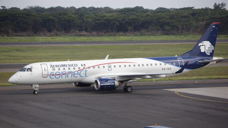 El Embraer 190 de la aerolínea mexicana Aeroméxico aterriza el lunes 7 de mayo de 2012, en el aeropuerto internacional de El Salvador en Comalapa. EFE/Roberto Escobar/Archivo
