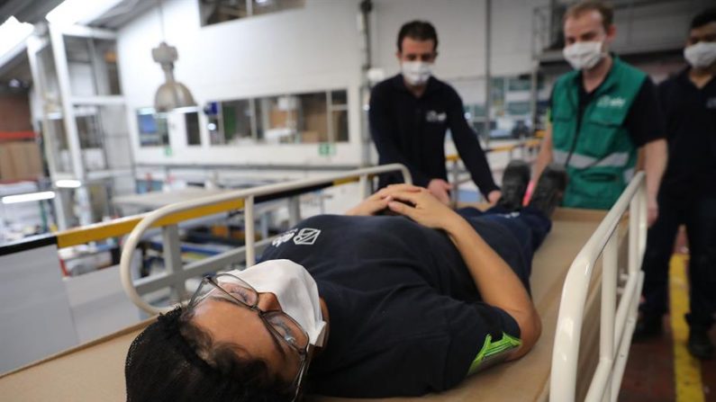  BOGOTÁ (COLOMBIA), 15/05/2020.- Trabajadores de la fabrica ABC Displays muestran el funcionamiento de una cama hospitalaria hecha de cartón para atender pacientes con COVID-19, durante una entrevista con Efe el 14 de mayo, en Bogotá (Colombia). Bajo la asesoría de personal médico se realizaron los diseños de esta cama hospitalaria de bajo costo que soporta más de 150 kilos y que también se transforma en ataúd. EFE/ Carlos Ortega
