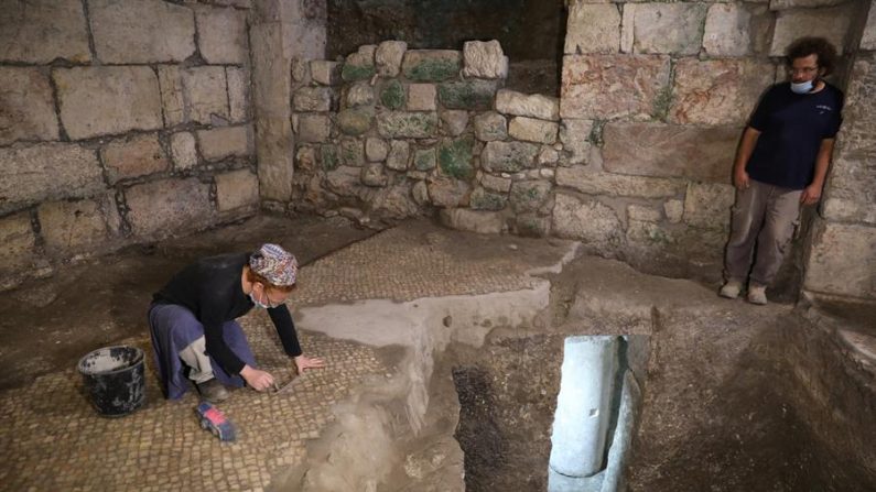 Arqueólogos israelíes trabajan en un sitio de excavación arqueológica en los túneles del Muro Occidental, Jerusalén, 19 de mayo de 2020. La Autoridad Israelí de Antigüedades dijo que los arqueólogos descubrieron un sistema subterráneo único tallado en la roca del período del Segundo Templo bajo un edificio público de 1400 años de antigüedad en las excavaciones subterráneas bajo el Muro Occidental. (Estados Unidos, Jerusalén) EFE/EPA/ABIR SULTAN