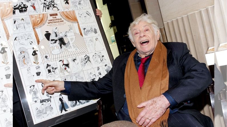 El comediante y actor Jerry Stiller asiste al evento Henri Bendel Celebrates The Work Of Illustrator Al Hirschfeld At The Unveiling Of The Holiday Windows el 14 de noviembre de 2013 en la Ciudad de Nueva York. (Brian Ach/Getty Images para Henri Bendel)
