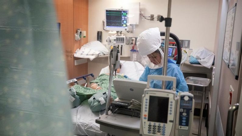La enfermera Yesenia Díaz atiende a un paciente que lleva un equipo de protección completo en la sala de emergencias del Hospital Sharp Grossmont en medio de la pandemia de la COVID-19 en La Mesa, al norte de San Diego, California, EE.UU., 22 de abril de 2020. EFE/EPA/ETIENNE LAURENT/Archivo
