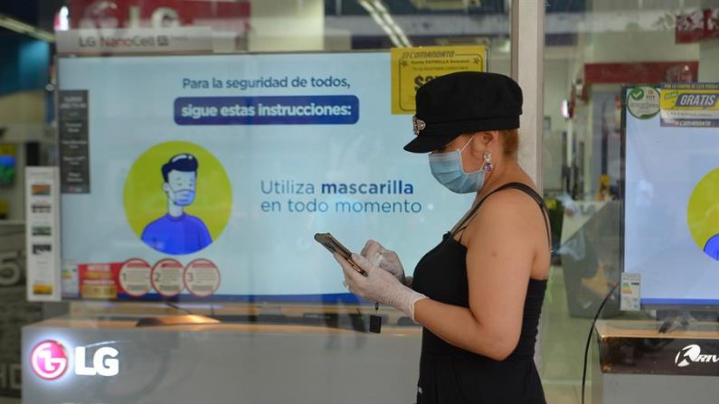 Una mujer es vista con tapabocas hoy miércoles en la ciudad de Guayaquil (Ecuador). EFE/Marcos Pin
