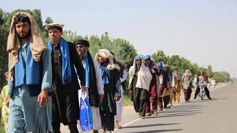 Varias personas participan en una peregrinación por la paz entre Lashkar Gah y Musaqala a su paso por Helmand (Afganistán). EFE/ Watan Yar/Archivo