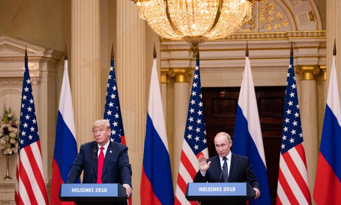 El Presidente Donald Trump (L) y el Presidente ruso Vladimir Putin durante una conferencia de prensa conjunta después de su cumbre en Helsinki, Finlandia, el 16 de julio de 2018. (Samira Bouaou/Epoch Times)